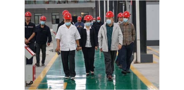 2022-5-10黃學(xué)工等省工信廳總工程師、一級巡視員市工信局姚曉麗局長等領(lǐng)導(dǎo)視察萬眾集團