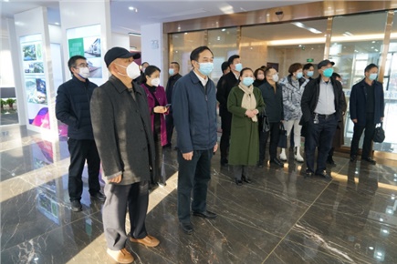 12月14日，張家界市政協(xié)黨組書(shū)記、主席歐陽(yáng)斌一行來(lái)到張家界高新區(qū)萬(wàn)眾實(shí)業(yè)集團(tuán)有限公司，宣講黨的二十大精神
